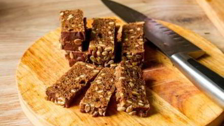 Рецепт тартинок с сельдью и сметанным соусом с хреном