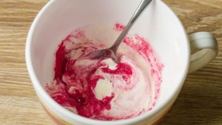 Рецепт тартинок с сельдью и сметанным соусом с хреном