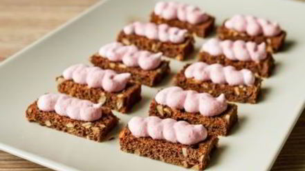 Рецепт тартинок с сельдью и сметанным соусом с хреном