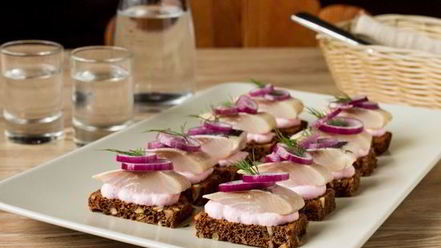 Рецепт тартинок с сельдью и сметанным соусом с хреном