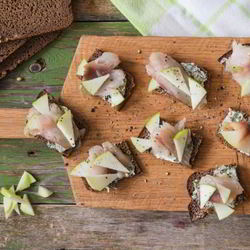 Рецепт Тартинок со скумбрией и яблоком