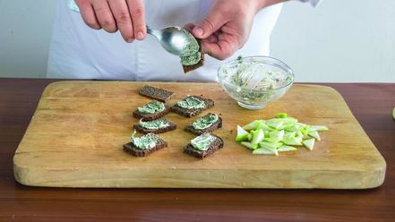 Рецепт тартинок со скумбрией и яблоком