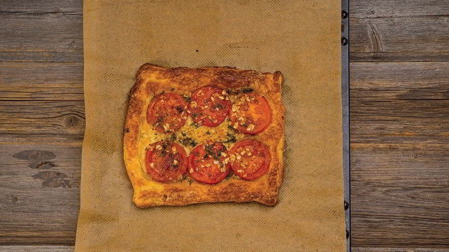 Рецепт томатного тарта с фетой и тархуном