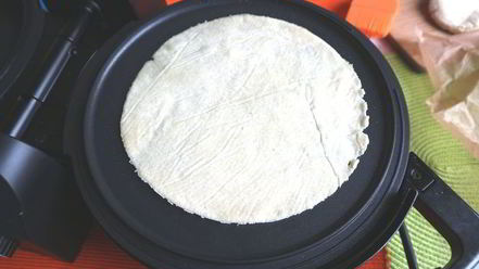 Рецепт тортильи с перцем, креветками и песто из тыквенных семечек