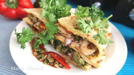 Рецепт тортильи с перцем, креветками и песто из тыквенных семечек