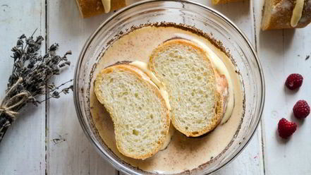 Рецепт французских тостов с начинкой из сливочного сыра и малины