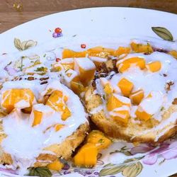 Рецепт Французских тостов с ванильным йогуртом и манго