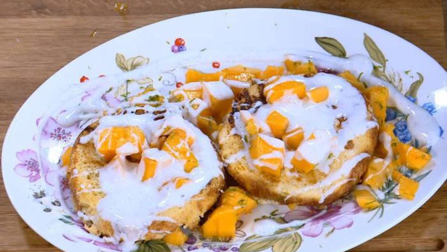 Рецепт французских тостов с ванильным йогуртом и манго