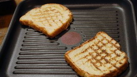 Рецепт горячего тоста с сыром и томатами