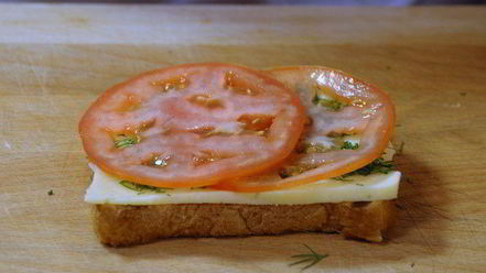 Рецепт горячего тоста с сыром и томатами