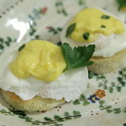 Рецепт Хрустящих тостов с яйцом пашот под лимонным соусом