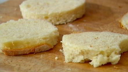 Рецепт хрустящих тостов с яйцом пашот под лимонным соусом