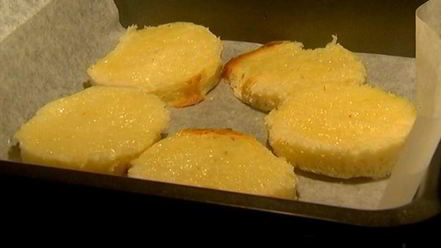 Рецепт хрустящих тостов с яйцом пашот под лимонным соусом