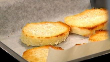 Рецепт хрустящих тостов с яйцом пашот под лимонным соусом