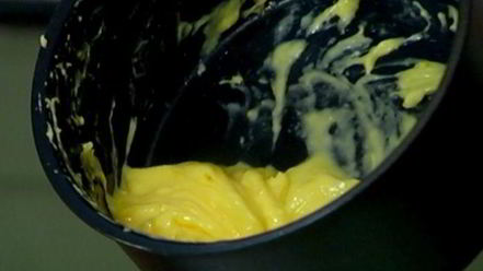 Рецепт хрустящих тостов с яйцом пашот под лимонным соусом