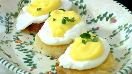 Рецепт хрустящих тостов с яйцом пашот под лимонным соусом