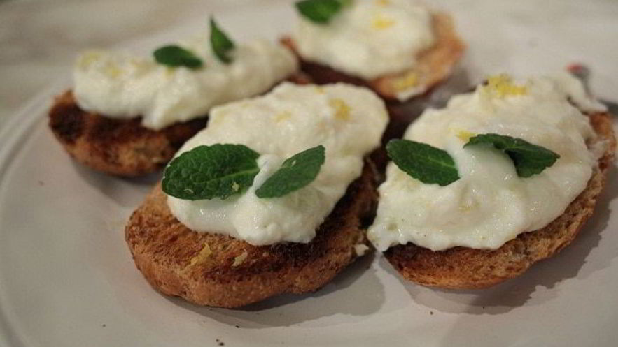 Рецепт лимонного творожка на тосте