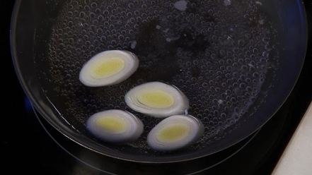 Рецепт луковых тостов с креветками