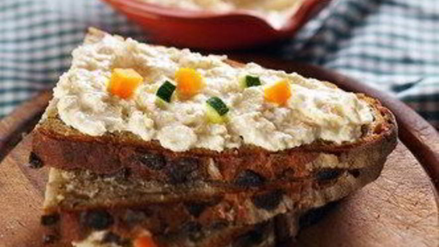 Рецепт ржаных тостов с паштетом из камамбера и тмина