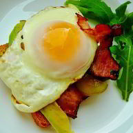 Рецепт Тоста с беконом и глазуньей