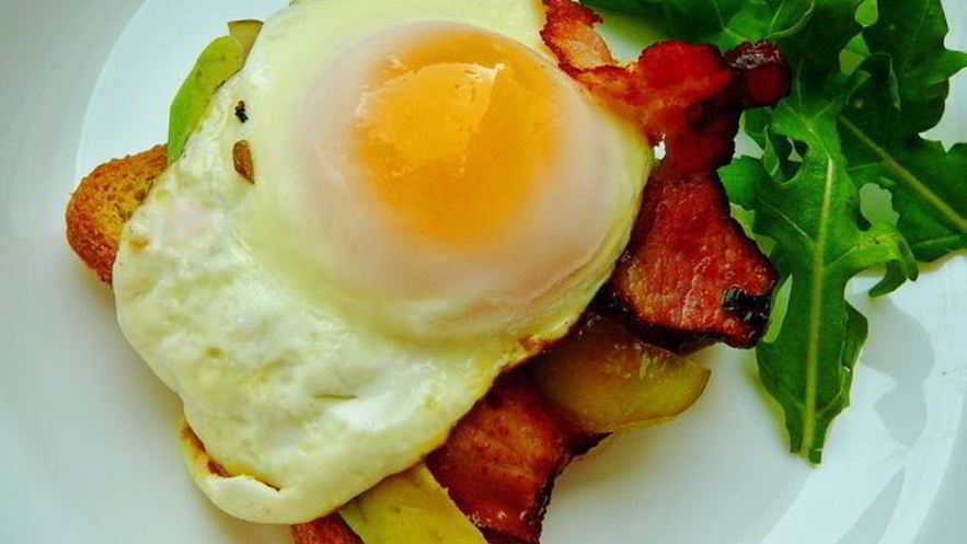 Рецепт тоста с беконом и глазуньей