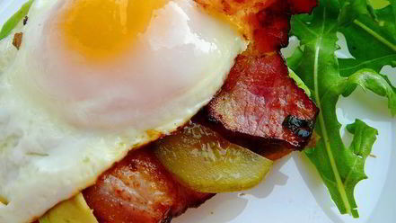 Рецепт тоста с беконом и глазуньей