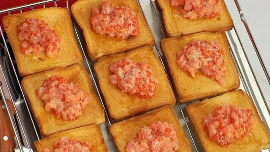 Рецепт тоста с семгой и красной икрой