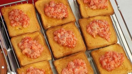 Рецепт тоста с семгой и красной икрой