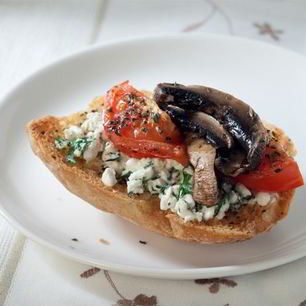 Рецепт Тоста с творогом, помидором и грибами