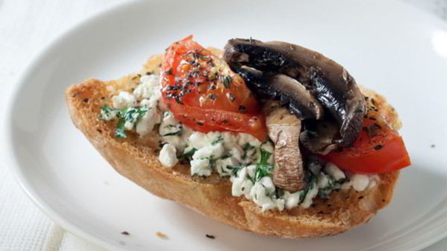 Рецепт тоста с творогом, помидором и грибами