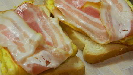 Рецепт тоста с яичницей и беконом