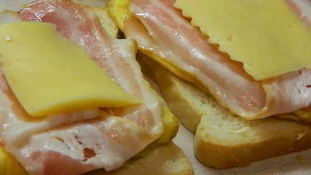 Рецепт тоста с яичницей и беконом