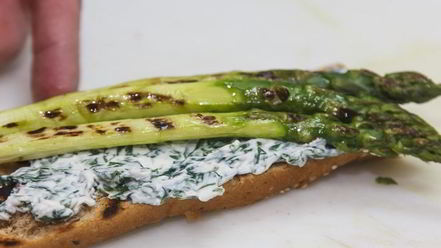 Рецепт тоста со спаржей и яйцом-пашот