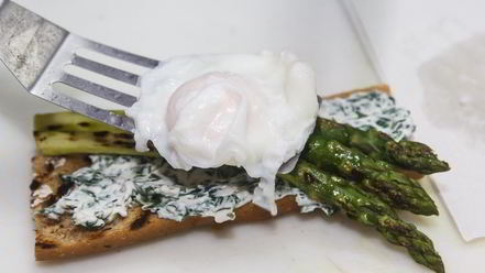 Рецепт тоста со спаржей и яйцом-пашот