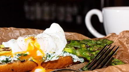 Рецепт тоста со спаржей и яйцом-пашот