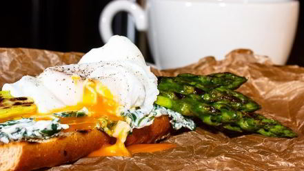 Рецепт тоста со спаржей и яйцом-пашот