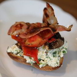 Рецепт Тостов на завтрак с творогом, помидорами и грибами