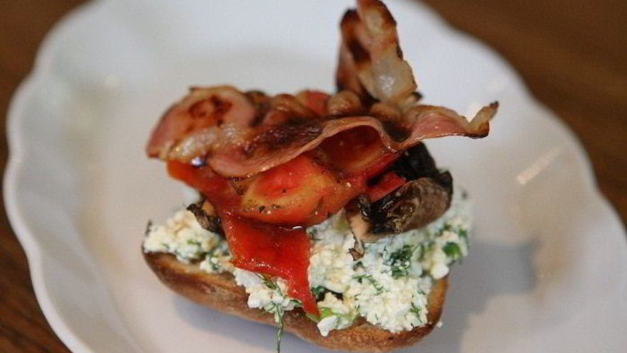 Рецепт тостов на завтрак с творогом, помидорами и грибами