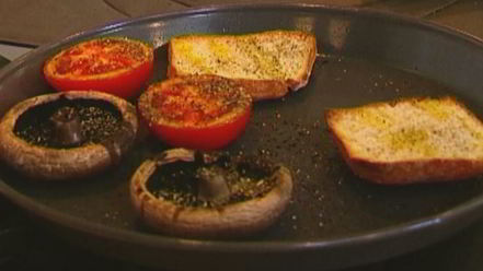 Рецепт тостов на завтрак с творогом, помидорами и грибами