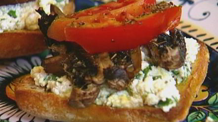 Рецепт тостов на завтрак с творогом, помидорами и грибами