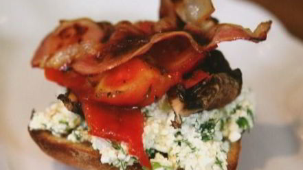 Рецепт тостов на завтрак с творогом, помидорами и грибами