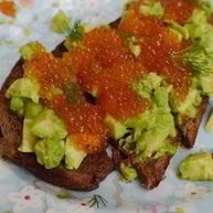 Рецепт Тостов с авокадо и красной икрой