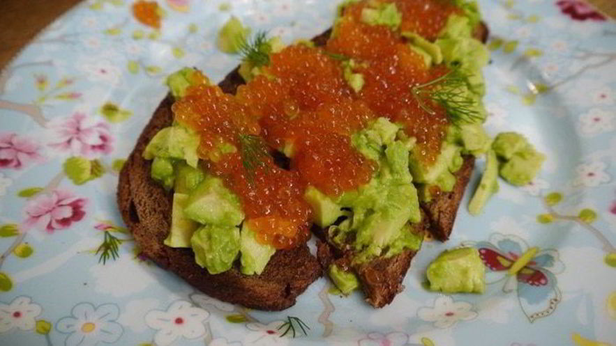 Рецепт тостов с авокадо и красной икрой