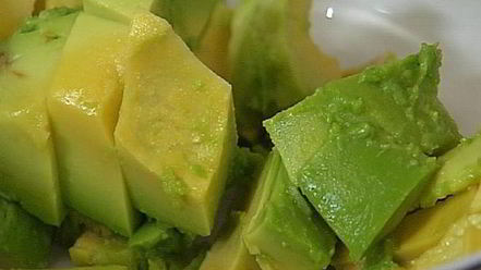 Рецепт тостов с авокадо и красной икрой