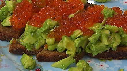 Рецепт тостов с авокадо и красной икрой