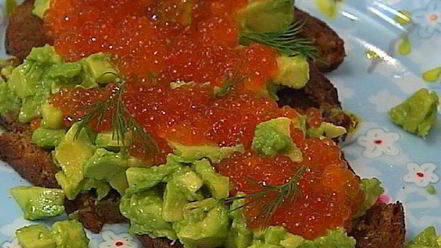 Рецепт тостов с авокадо и красной икрой