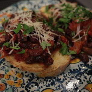 Рецепт Тостов с фасолью, беконом и вялеными помидорами