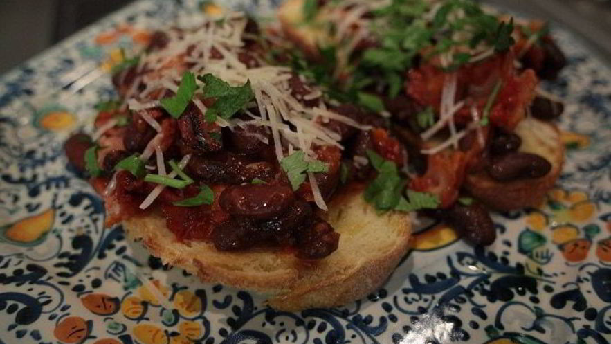 Рецепт тостов с фасолью, беконом и вялеными помидорами