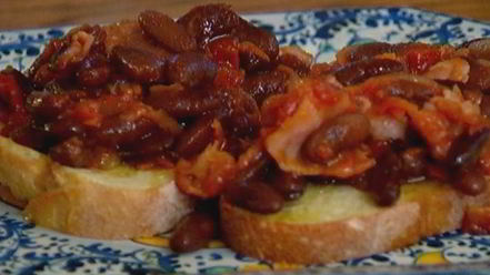 Рецепт тостов с фасолью, беконом и вялеными помидорами