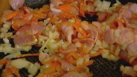 Рецепт тостов с фасолью, беконом и вялеными помидорами